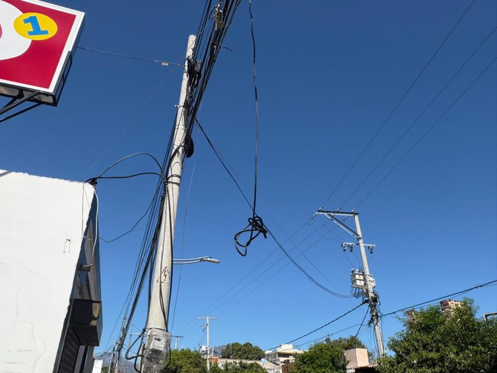 Postes de energía saturados por cables de telecomunicaciones en Valledupar