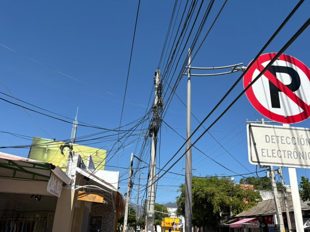 Cables colgantes representan riesgo para viviendas y comercios en Valledupar