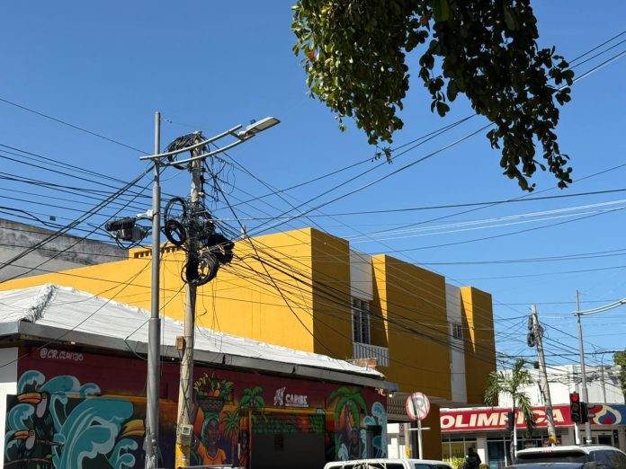 Telaraña de cables colgando en calles de Valledupar pone en riesgo a peatones