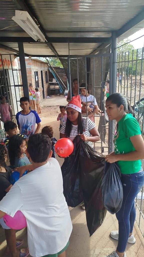 Vallenatos entregan regalos y alimentos a niños en barrios vulnerables de Valledupar