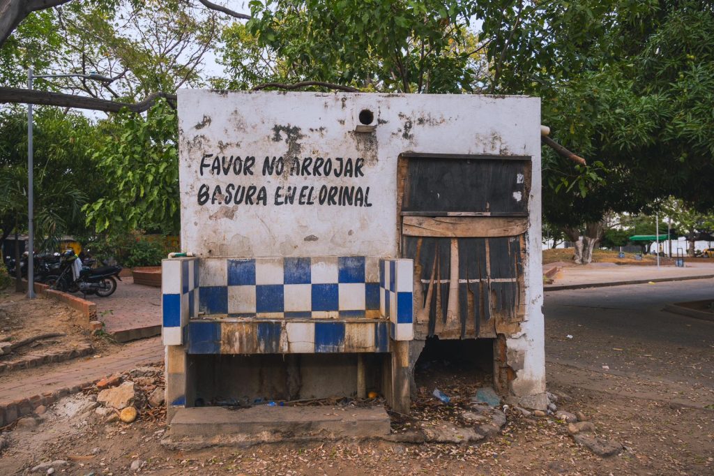 Desorden, ventas informales y deterioro afectan el entorno del Hospital Rosario Pumarejo