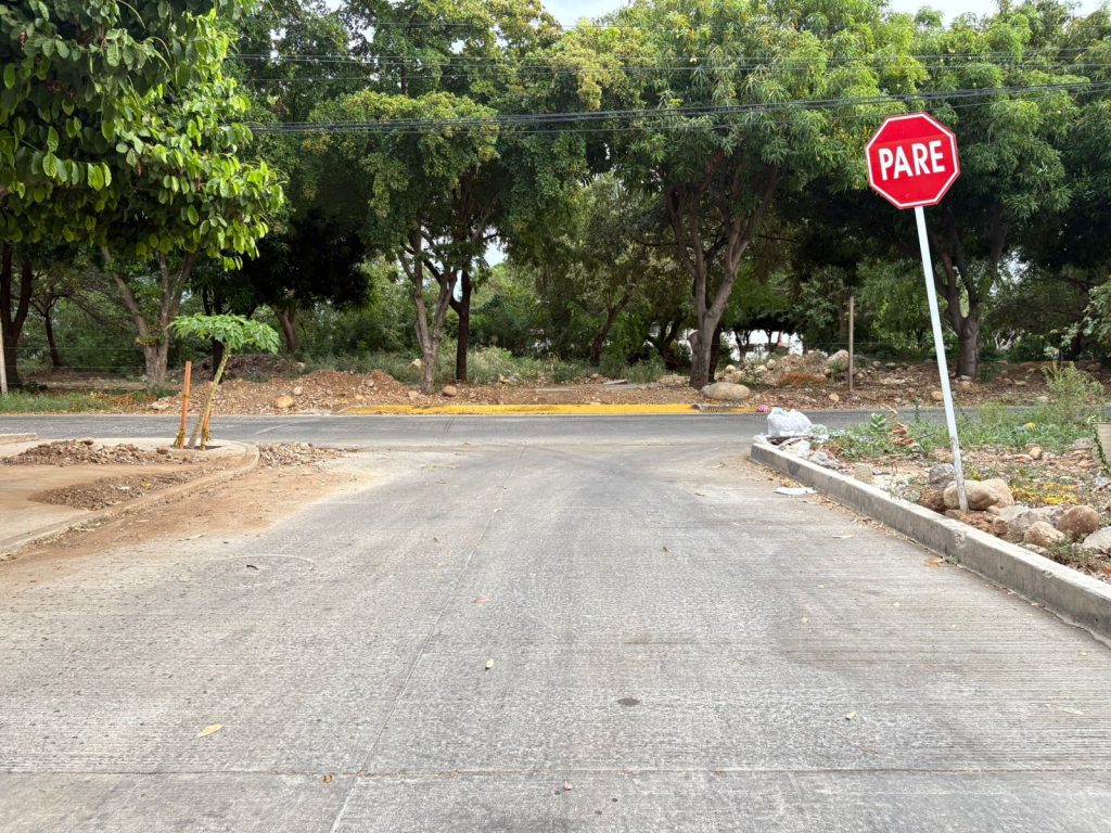 Veeduría ciudadana en Francisco El Hombre denuncia fallas técnicas en obras de Emdupar. FOTO: Karen Mejía Castro