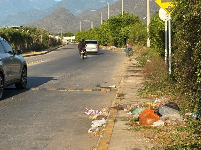Lote enmontado lleno de basuras en el barrio Brisas de la Popa, noroccidente de Valledupar