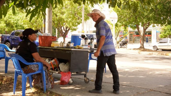 Vendedores informales trabajando bajo el sol en Valledupar por falta de empleo formal