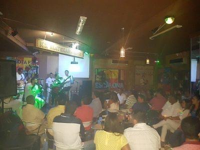 Zona rosa de Valledupar con actividad comercial nocturna