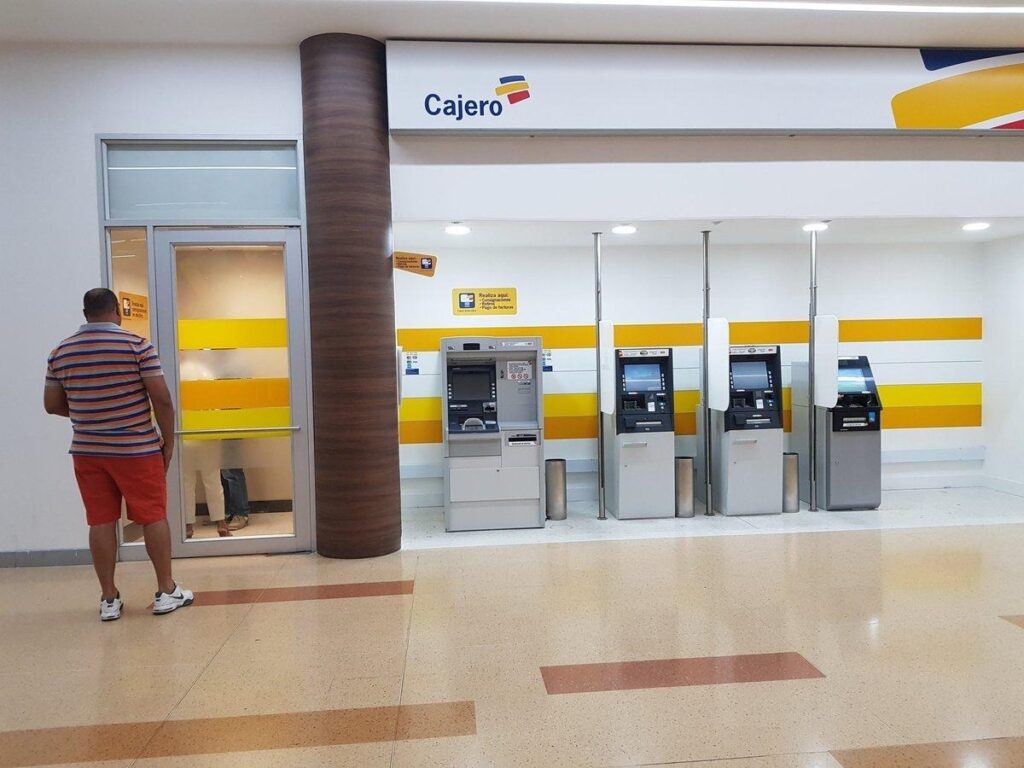 Usuarios retirando dinero en cajeros de Bancolombia