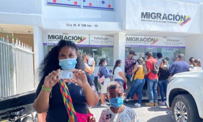 Trámite de cédula de extranjería en oficina de Migración Colombia
