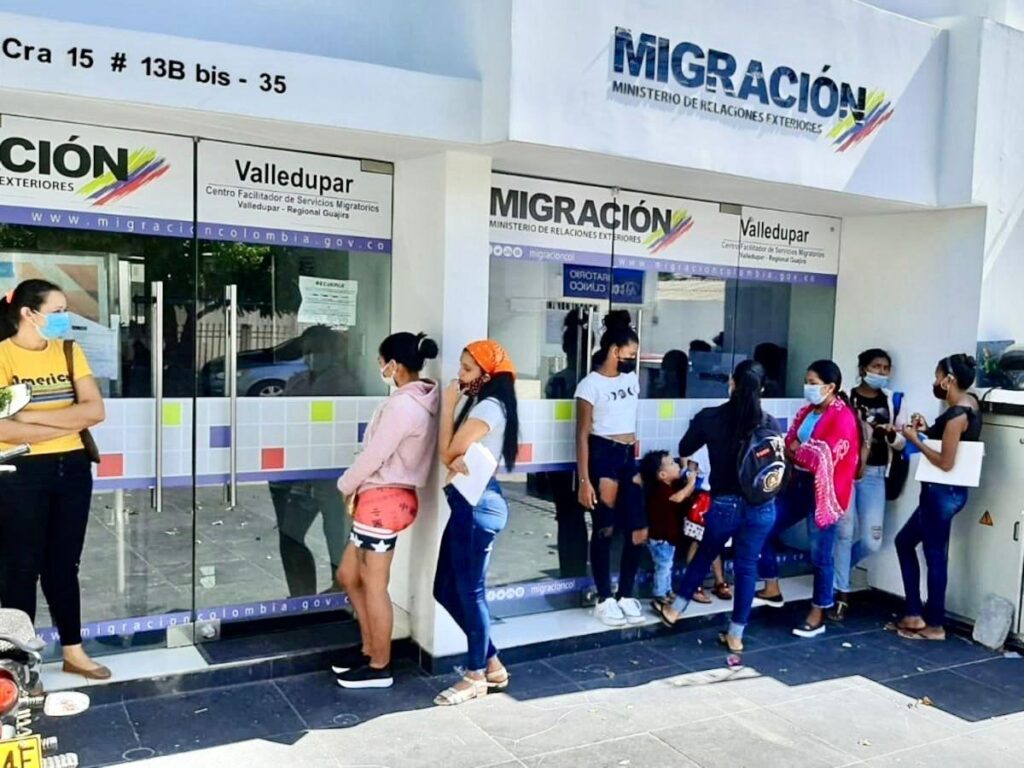 Usuarios realizando trámites en oficina de Migración Colombia