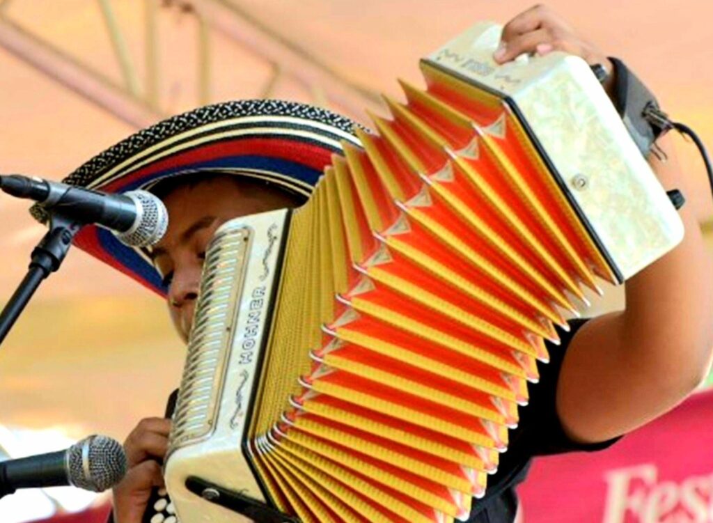 Concursante interpreta los cuatro aires del vallenato en el Festival