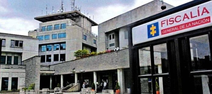 Funcionarios de la Fiscalía inspeccionan la sede del Fondo Mixto Sierra Nevada en Valledupar.