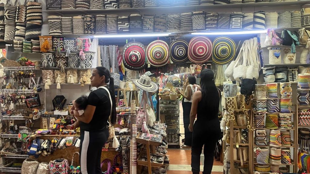 Artesanías locales fortalecen la economía cultural con la llegada de turistas a Valledupar.