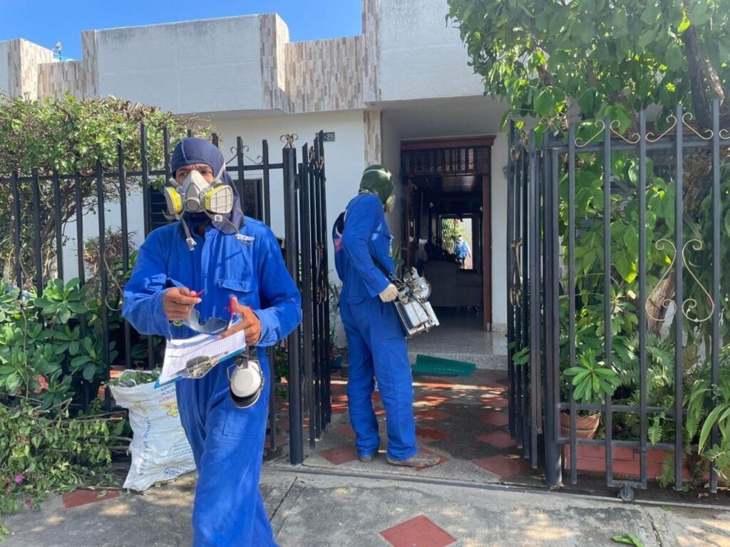 Personal de la Secretaría de Salud de Valledupar realiza visitas casa a casa para eliminar criaderos del mosquito y frenar el aumento de casos de dengue. FOTO: Internet.