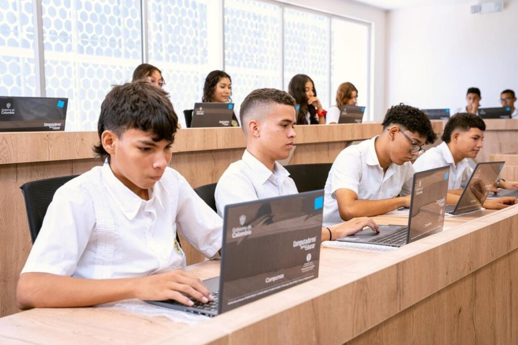 Estudiantes utilizando computadores en institución educativa de Valledupar