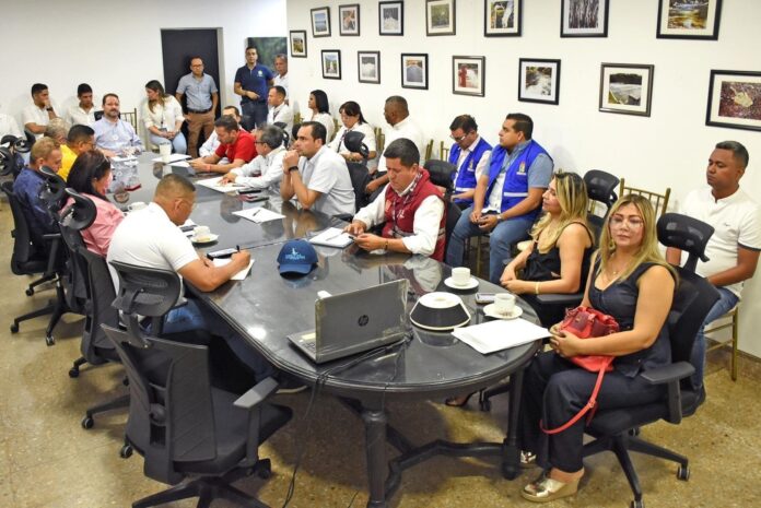 Funcionarios de Emdupar, sindicatos y representantes institucionales analizaron la situación financiera proyectada para 2026 en una mesa de diálogo en Valledupar.