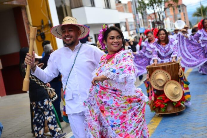 Delegación cultural de Valledupar encabezada por Yanelis González rumbo al Carnaval de Barranquilla 2026