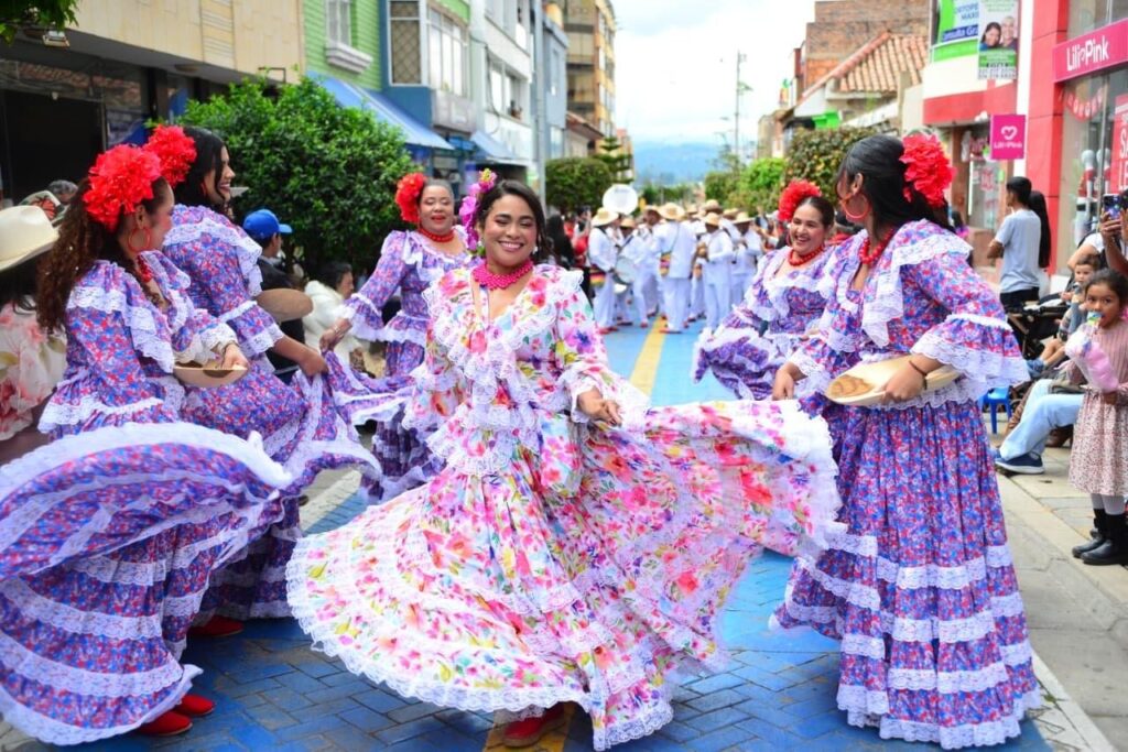 Parejas bailando El Pilón representando a Valledupar en la Vía 40 del Carnaval de Barranquilla
