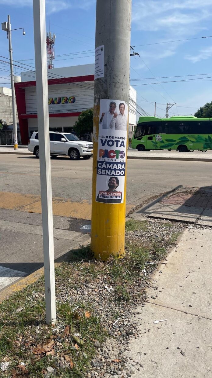 Afiches de campaña instalados en postes de Valledupar: este tipo de ubicación está restringida por la regulación municipal sobre publicidad política.