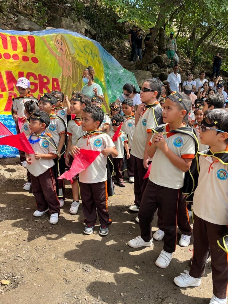 Niños participan en jornadas de limpieza del río Guatapurí