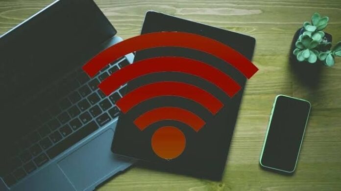 En corregimientos y veredas del Cesar, muchos habitantes aún deben buscar señal para comunicarse, una brecha que limita estudio, trabajo y trámites.