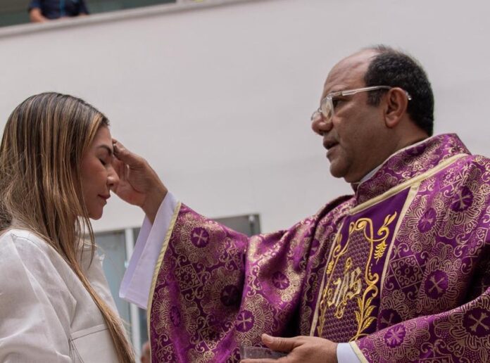 Gobernadora Elvia Milena Sanjuán recibe la cruz de ceniza en el Cesar