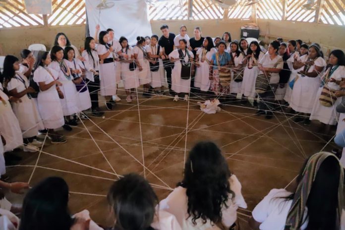Mujeres indígenas arhuacas durante el encuentro en Gonawindúa por la protección del agua y la madre tierra