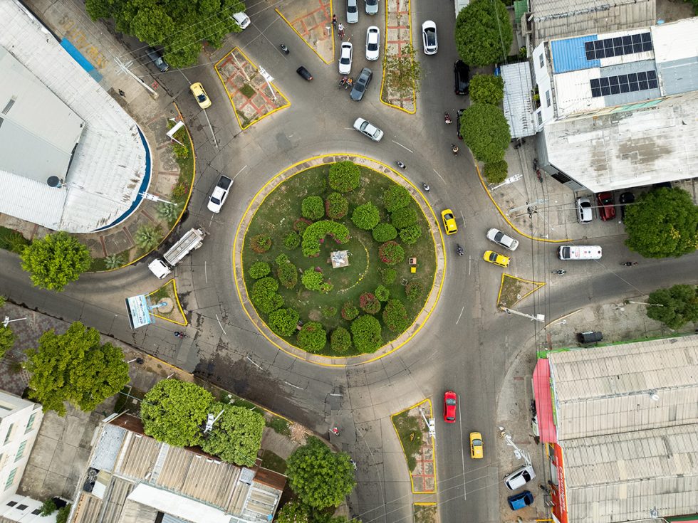 Vista aérea de una glorieta urbana con circulación de vehículos en un sector de Valledupar.