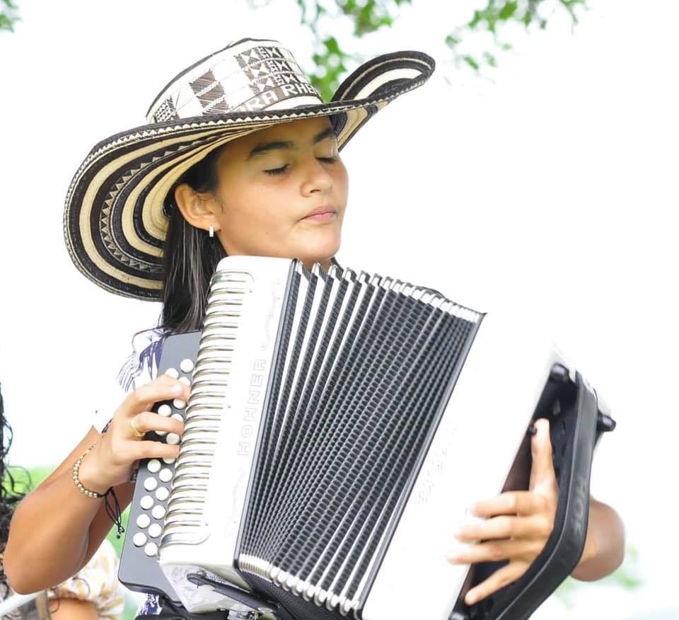 Sara Rhenals 2026 tocando acordeón rumbo al Festival Vallenato