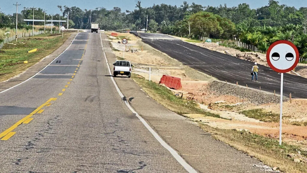 Vista de un tramo vial con trabajos de pavimentación y adecuación en la Ruta del Sol 3, en zona de influencia de Valledupar.