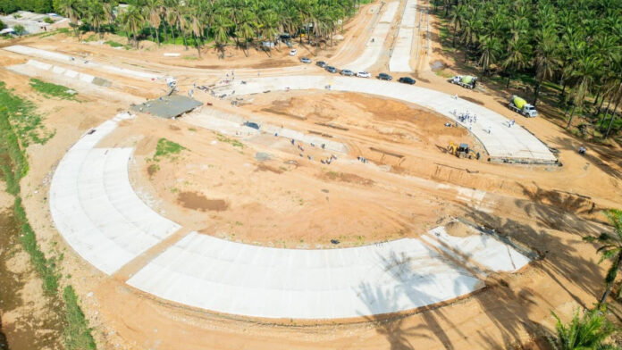 Vista aérea del anillo vial de Valledupar con una glorieta en construcción y vías de concreto en desarrollo.
