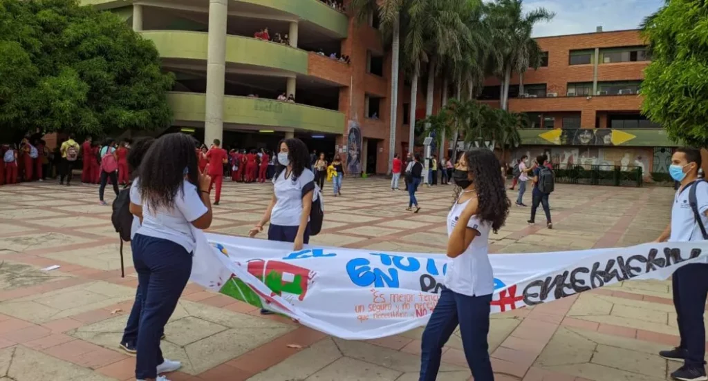 Estudiantes de la UPC durante una jornada en el campus mientras se discute un posible paro universitario