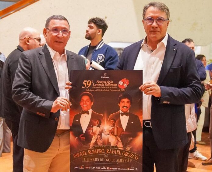 Dos asistentes presentan el afiche oficial del 59° Festival de la Leyenda Vallenata durante su lanzamiento en Bogotá.