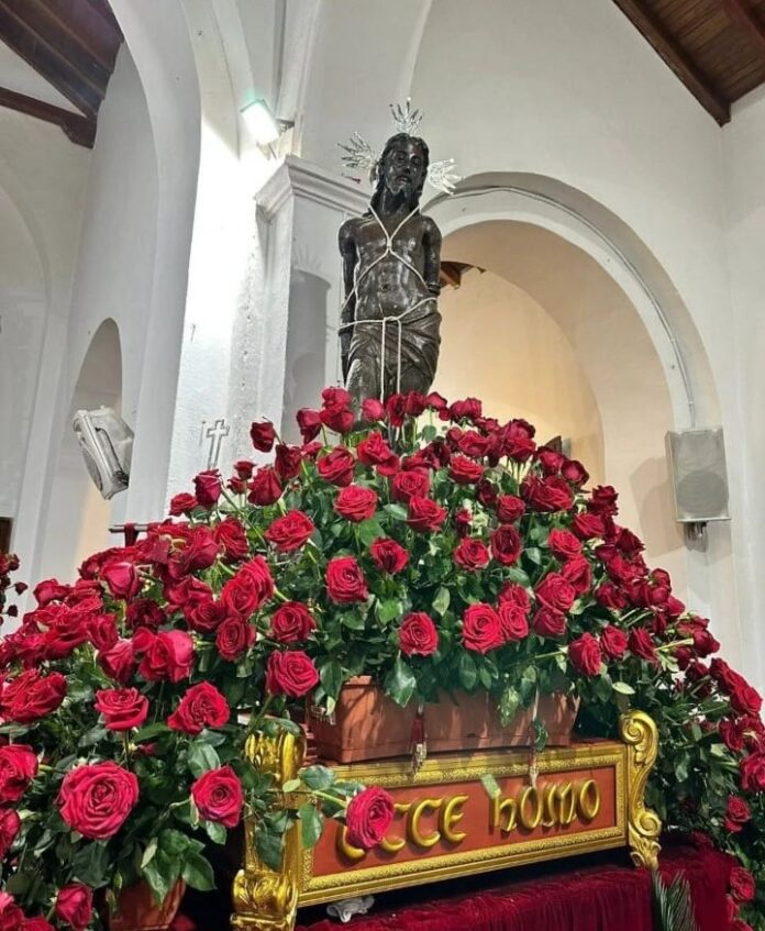 imagen del Ecce Homo en Valledupar durante la novena de Semana Santa con flores rojas