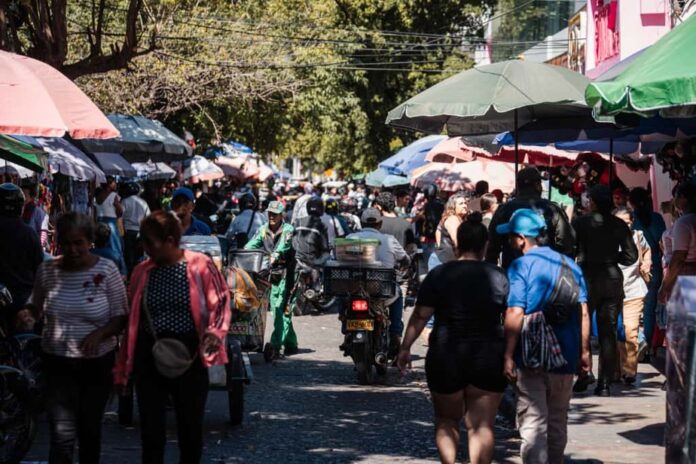adultos mayores Valledupar en espacio público reflejando crecimiento de población envejecida