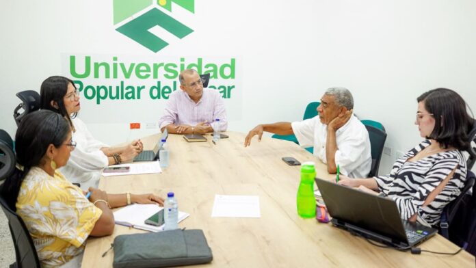 Directivos y académicos de la Universidad Popular del Cesar durante una reunión relacionada con el fortalecimiento institucional y nuevos programas.