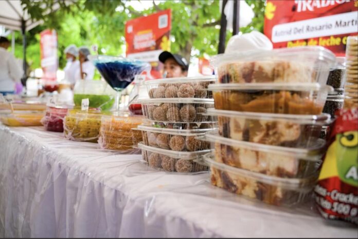 Dulces típicos exhibidos en la Feria del Dulce Rita Lúquez 2026 en Valledupar durante la Semana Santa.
