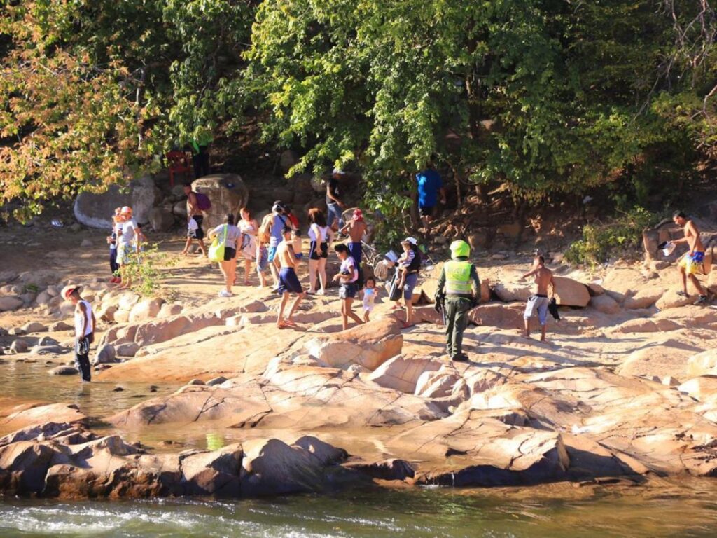Visitantes en el balneario Hurtado bajo medidas de seguridad y control durante la Semana Santa en Valledupar.