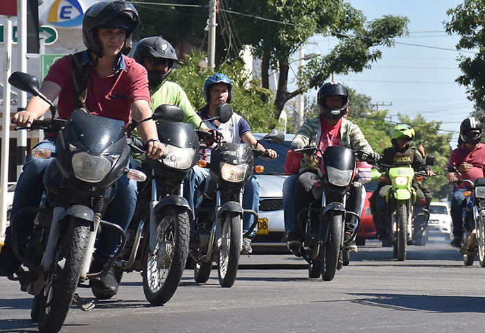 Tecnomecánica de motos nuevas en Valledupar: mecánico revisa una motocicleta en taller
