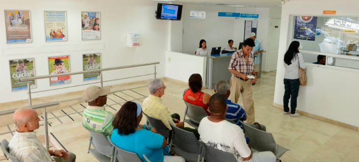 pacientes esperando atención en el Hospital Salud