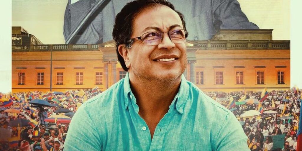 Gustavo Petro caracterizado durante su participación en una película histórica colombiana.