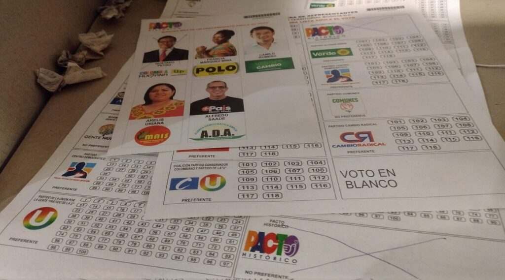 Tarjetones electorales y volante del Pacto Histórico durante una jornada de votación en Valledupar.