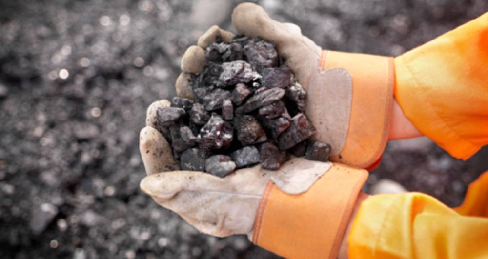 Trabajador sostiene carbón en sus manos en medio del debate por la transición minera en Valledupar.