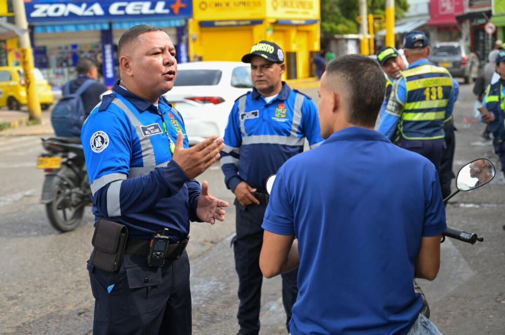 Agente de tránsito realizando control a motociclista en Valledupar