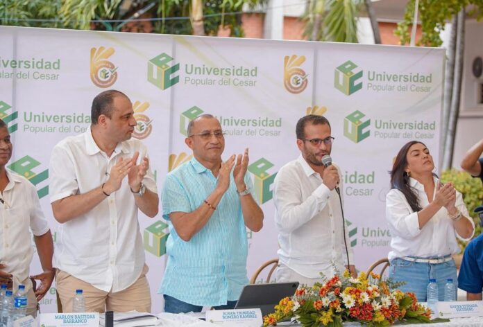 Directivos de la Universidad Popular del Cesar, durante el acto de aprobación del programa de Medicina en Valledupar.