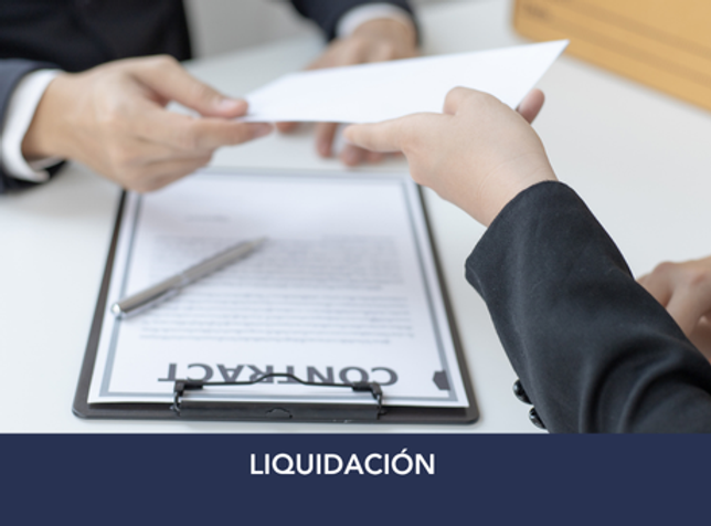 Persona recibe un documento relacionado con la liquidación laboral al finalizar un contrato de trabajo en Colombia.