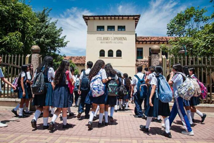 Estudiantes ingresan a colegio público en Valledupar durante jornada escolar