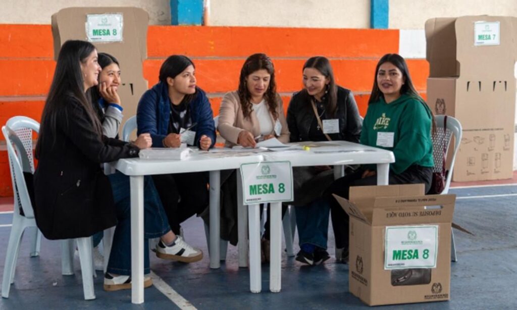 Jurados electorales realizan el conteo de votos en una mesa de votación durante el preconteo de elecciones en Colombia