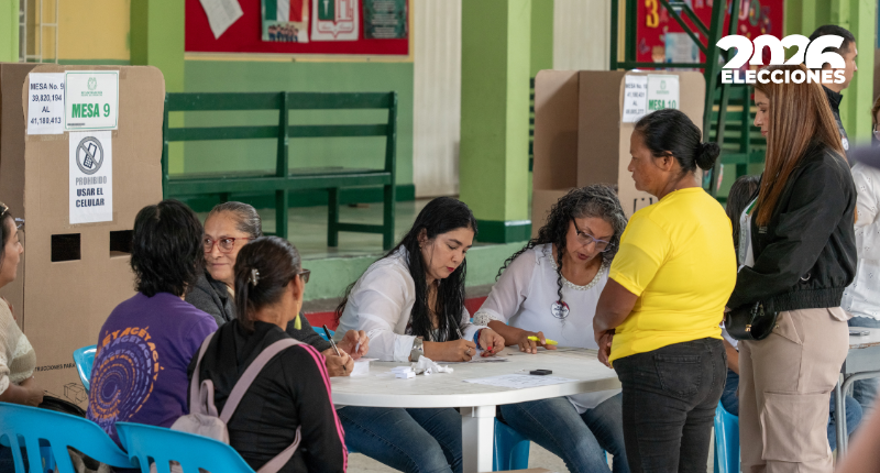 Jurado presidenciales 2026 en mesa de votación durante jornada electoral