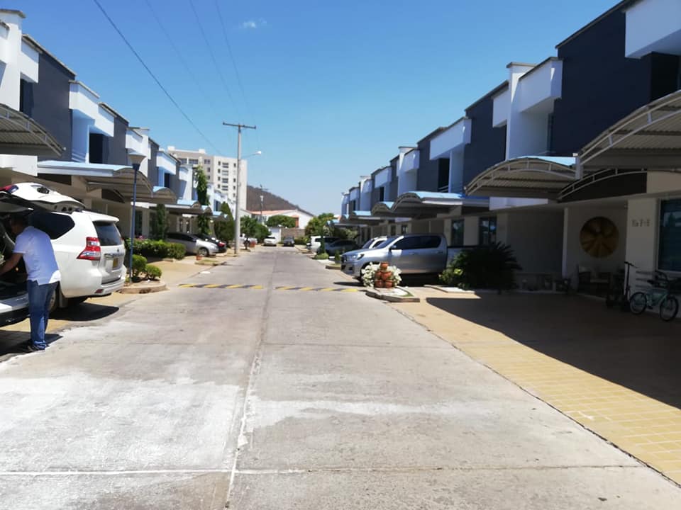 Vista de la calle principal del Conjunto Residencial Citaringa en Valledupar, donde la Secretaría de Salud confirmó un foco con cinco casos de dengue.