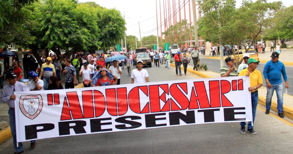 Docentes de Valledupar marchando con pancarta de ADUCESAR, exigiendo pagos pendientes y apertura de diálogo con la alcaldía