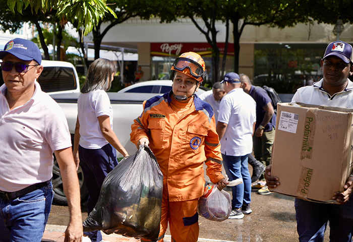 Persona lleva pañales para donar en la Gran Pañaletón en Valledupar